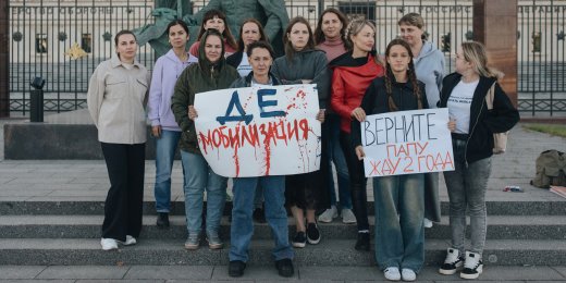 «Разочарованные и злые». История движения жен мобилизованных: от митингов и выступлений до раскола и затухания