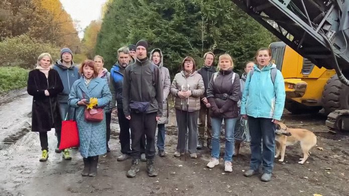 Жители Королева, выступающие в защиту парка «Лосиный Остров» / Скриншот видео: телеграм-канал «ИНФО! Против дороги через Лосиный остров!»