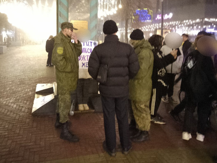 Казаки мешают проведению одиночного пикета активистки УФИ, Челябинск, 2 ноября 2023 г. / Фото: «Уральская феминистская инициатива»